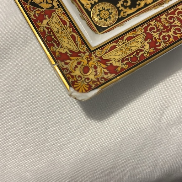 Medusa Pattern by Versace.🚨 - Picture 3 of 6